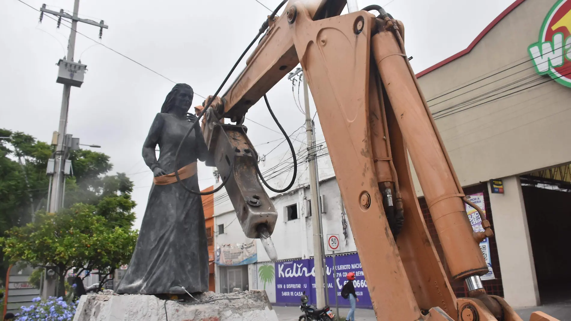 ESTATUA DE LAS 4 LUMINERIAS (2)